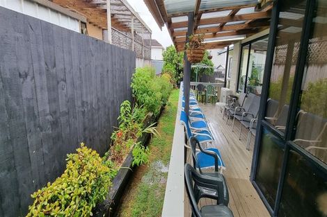 Photo of property in 8a Fruitvale Road, New Lynn, Auckland, 0600
