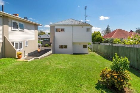 Photo of property in 2/479 Glenfield Road, Glenfield, Auckland, 0629