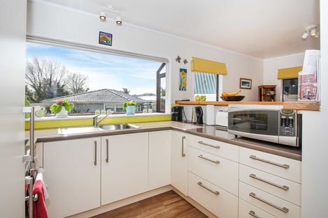 Photo of property in 2/28 Fairdale Place, Birkdale, Auckland, 0626