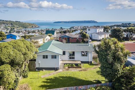 Photo of property in 124 Gloaming Hill, Titahi Bay, Porirua, 5022