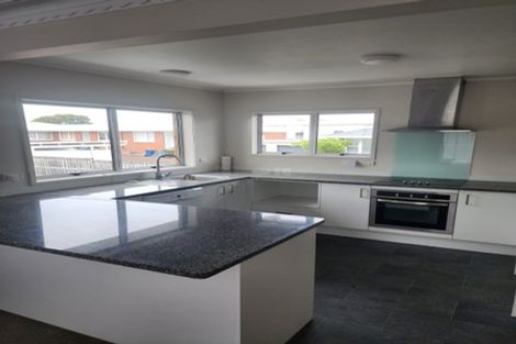 Photo of property in 2/100 Titirangi Road, New Lynn, Auckland, 0600