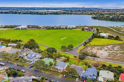 Photo of property in 42 Waterview Road, Stanley Point, Auckland, 0624