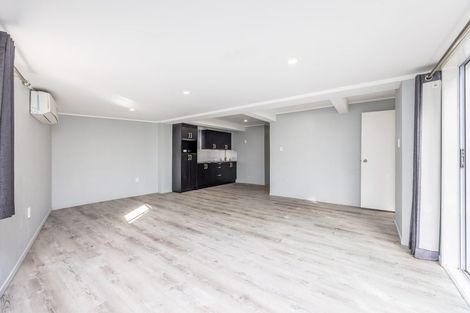 Photo of property in 38 Staincross Street, Green Bay, Auckland, 0604