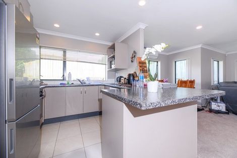 Photo of property in 12 Mediterranean Way, Goodwood Heights, Auckland, 2105
