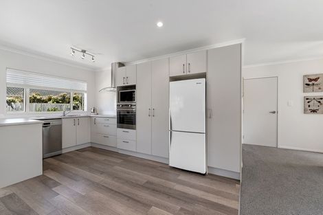 Photo of property in 9 Annalise Place, Orewa, 0931