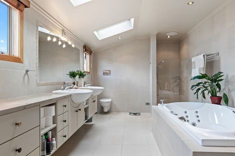 Photo of property in 64 Lake Crescent, Hamilton Lake, Hamilton, 3204