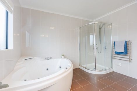 Photo of property in 8 Mulu Place, Fairview Heights, Auckland, 0632