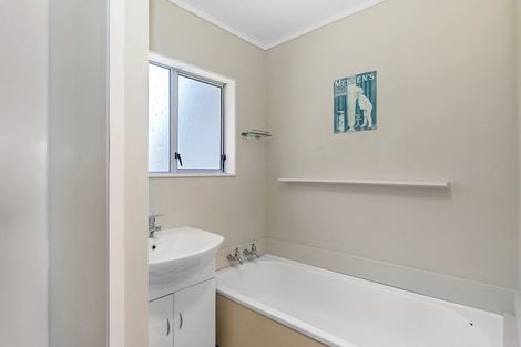 Photo of property in 52 Colchester Crescent, Newlands, Wellington, 6037