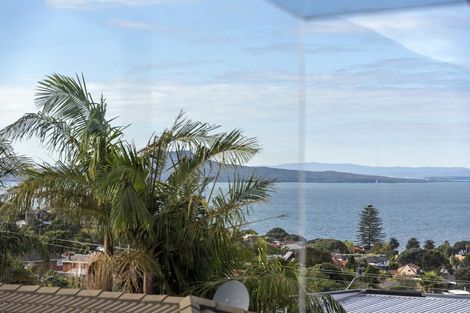Photo of property in 2/10 Knights Road, Rothesay Bay, Auckland, 0630