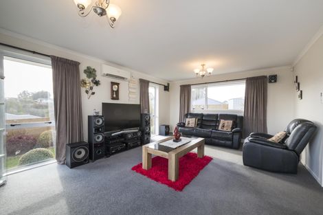 Photo of property in 28 Galea Grove, Kelvin Grove, Palmerston North, 4414