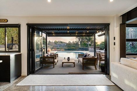 Photo of property in 172 Bleakhouse Road, Mellons Bay, Auckland, 2014