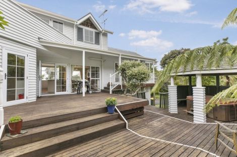 Photo of property in 207 Woodlands Park Road, Titirangi, Auckland, 0604