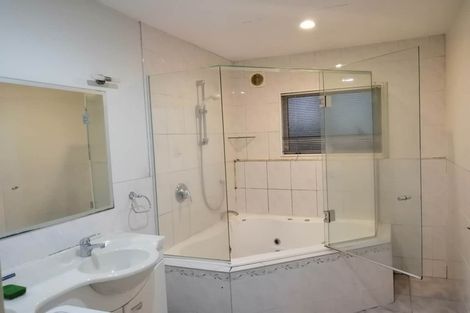 Photo of property in 8 Cricklade Terrace, Windsor Park, Auckland, 0632