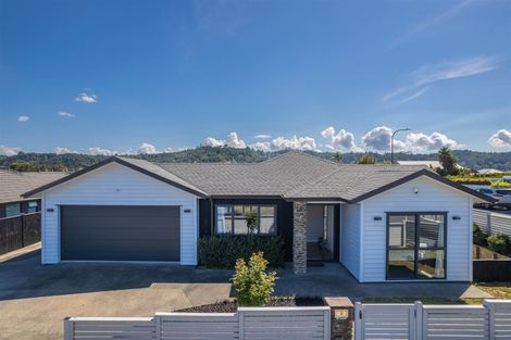 Photo of property in 2 Madden Avenue, Kumeu, 0810