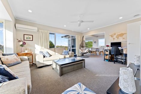 Photo of property in 16 Knightsbridge Drive, Forrest Hill, Auckland, 0620