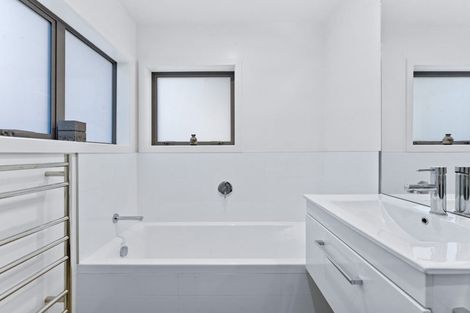 Photo of property in 18a Sylvan Park Avenue, Milford, Auckland, 0620