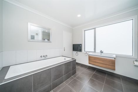 Photo of property in 8 Ridgeview Road, Aokautere, Palmerston North, 4471