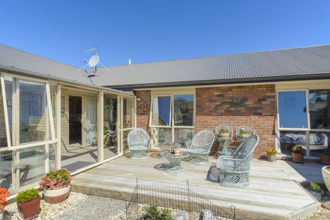 Photo of property in 11 Chestnut Close, Kelvin Grove, Palmerston North, 4414