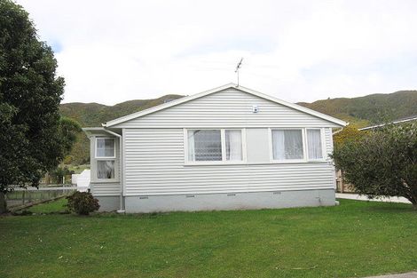 Photo of property in 5 Dewsbury Grove, Wainuiomata, Lower Hutt, 5014