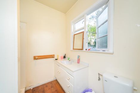 Photo of property in 5 Pahiatua Street, Hokowhitu, Palmerston North, 4410