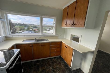 Photo of property in 9 Bellringer Crescent, Newlands, Wellington, 6037