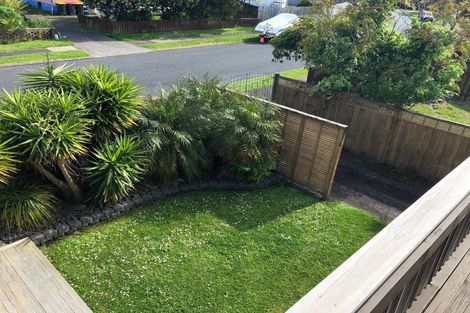Photo of property in 9 Darren Crescent, Half Moon Bay, Auckland, 2012