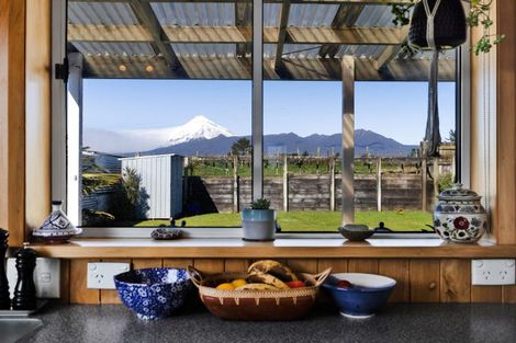 Photo of property in 2 Hurworth Road, Hurworth, New Plymouth, 4371