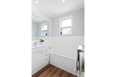 Photo of property in 51 Lauderdale Road, Birkdale, Auckland, 0626