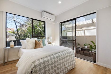 Photo of property in 43 Forrest Hill Road, Milford, Auckland, 0620