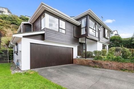 Photo of property in 18 Ordley Grove, Tawa, Wellington, 5028