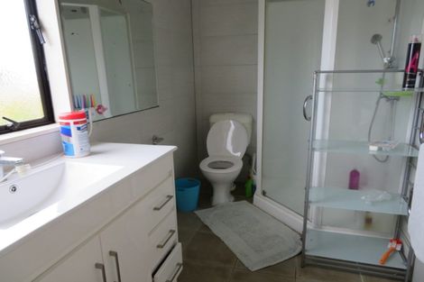 Photo of property in 1/138 East Coast Road, Forrest Hill, Auckland, 0620