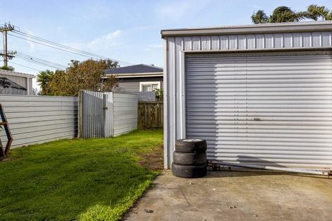 Photo of property in 112 Glover Road, Hawera, 4610