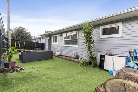 Photo of property in 1/17 Crystal Avenue, Glendene, Auckland, 0602