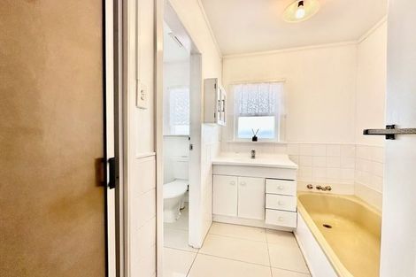 Photo of property in 19 Fairlea Road, Te Atatu South, Auckland, 0610