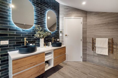 Photo of property in 5 Island Bay Road, Beach Haven, Auckland, 0626