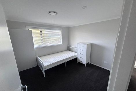 Photo of property in 5 Rewarewa Way, Timberlea, Upper Hutt, 5018