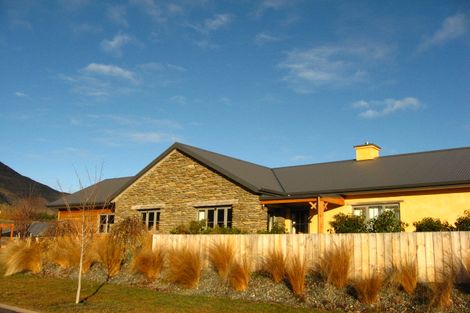 Photo of property in 4-4a Manorburn Place, Lake Hayes, Queenstown, 9304
