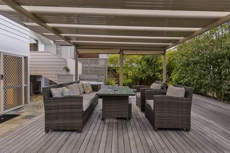 Photo of property in 2/132 East Coast Road, Forrest Hill, Auckland, 0620