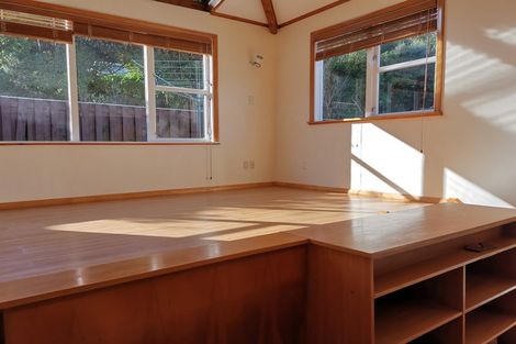 Photo of property in 5 Walnut Way, Maungaraki, Lower Hutt, 5010