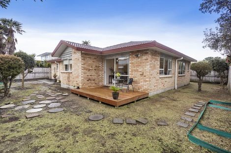 Photo of property in 19c Beach Road, Te Atatu Peninsula, Auckland, 0610