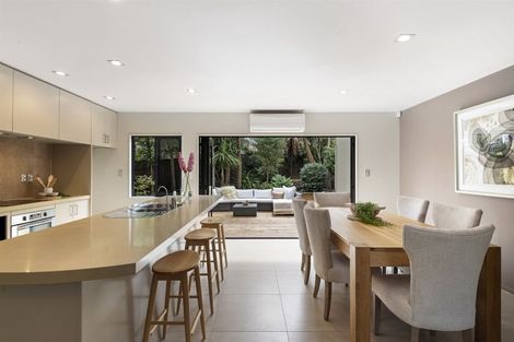 Photo of property in 2/71 Pupuke Road, Northcote, Auckland, 0627