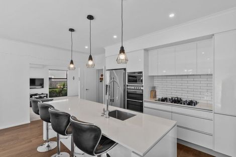 Photo of property in 10 Onekura Street, Red Beach, 0932