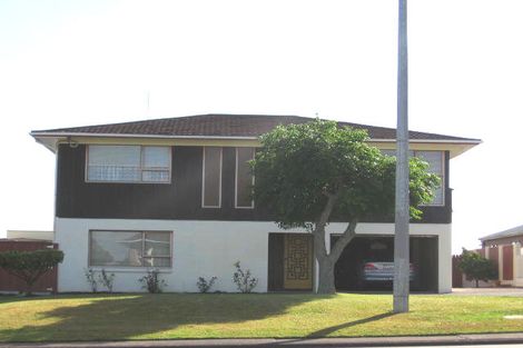 Photo of property in 1/4178 Great North Road, Glendene, Auckland, 0602