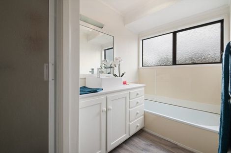 Photo of property in 5 Redmount Place, Red Hill, Papakura, 2110