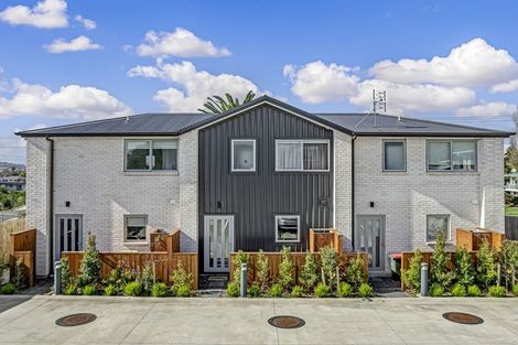 Photo of property in 2/24 Kelwyn Road, Kelston, Auckland, 0602