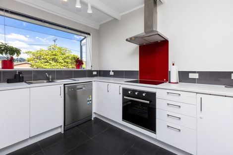 Photo of property in 2 Oxford Crescent, Ebdentown, Upper Hutt, 5018