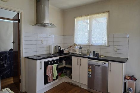 Photo of property in 4 Binsted Road, New Lynn, Auckland, 0600