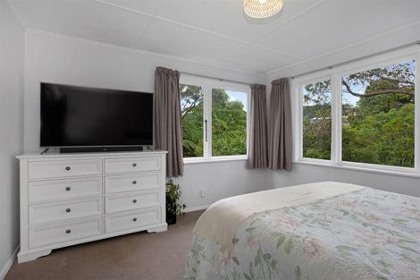 Photo of property in 10 Kereru Bend, Tawa, Wellington, 5028