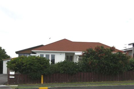 Photo of property in 1/106 East Coast Road, Forrest Hill, Auckland, 0620