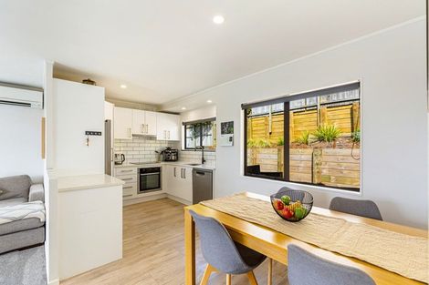 Photo of property in 8 Garton Drive, Massey, Auckland, 0614